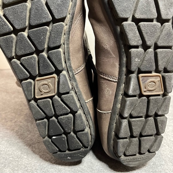 BORN women’s tan flat ankle booties. - Picture 14 of 15